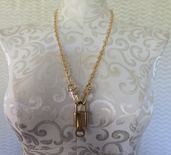Full Inclusion Louis Vuitton Lock And Key #318 On Unbranded Elegant Gold Chain. - Picture 1 of 4
